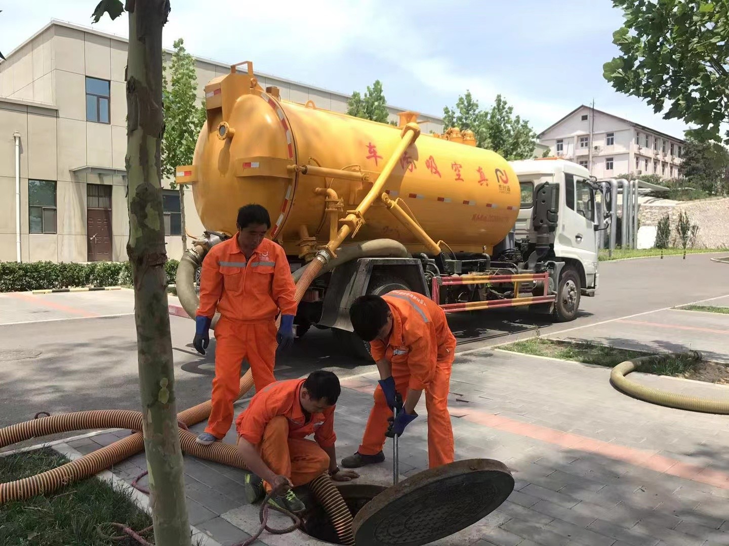 大化管道疏通车停在窨井附近