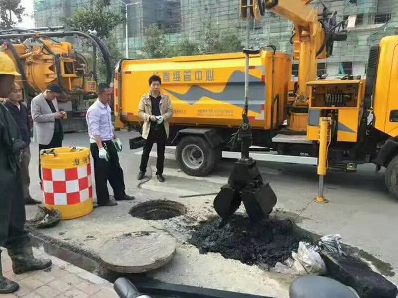 大化街道：网格员化身“清道夫”，为民解忧疏通“堵心”化粪池