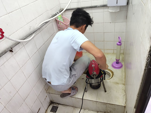 大化肥皂掉到马桶里把马桶堵住了怎么办？马桶堵住了怎么办