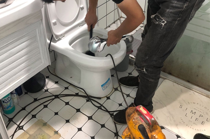 大化马桶堵塞自己疏通还是找师傅？专业上门服务让你省时更省心